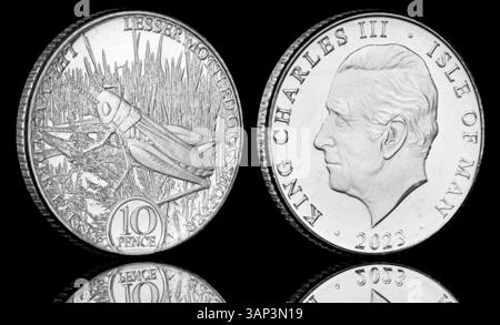 2023 Isle of man 10p mit dem ersten Porträt von König Karl III. Auf der Vorderseite von Glyn Davies und einem kleinen, melierten Grasshopper auf der Rückseite Stockfoto
