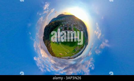 Aus der Vogelperspektive auf den winzigen Planeten Einsiedeln mit schöner Architektur und malerischer Landschaft, Schwyz, Schweiz. Stockfoto