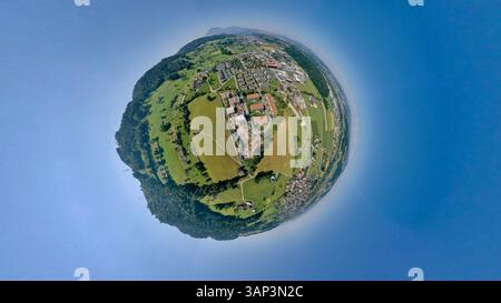 Aus der Vogelperspektive auf eine winzige Planetenlandschaft mit einem malerischen Dorf umgeben von Feldern, Bäumen und einem ruhigen Himmel, Root, Luzern, Schweiz. Stockfoto