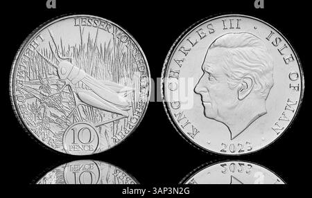 2023 Isle of man 10p mit dem ersten Porträt von König Karl III. Auf der Vorderseite von Glyn Davies und einem kleinen, melierten Grasshopper auf der Rückseite Stockfoto