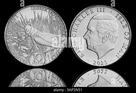 2023 Isle of man 10p mit dem ersten Porträt von König Karl III. Auf der Vorderseite von Glyn Davies und einem kleinen, melierten Grasshopper auf der Rückseite Stockfoto