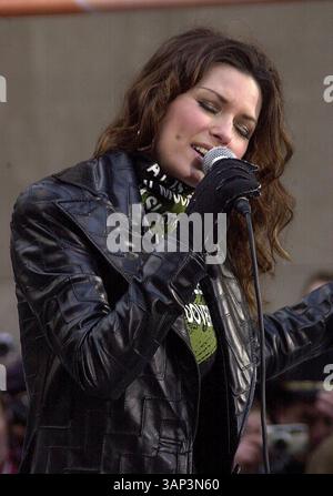 JANUAR 2011 - K27532JKRON SD11/26/02.SHANIA TWAIN TRITT IN DER NBC POST SUMMER KONZERTREIHE IM ROCKEFELLER CENTER AUF,.NYC..SHANIA TWAIN. JOHN KRONDES/(Bild: © Globe Photos/ZUMAPRESS.com) Stockfoto