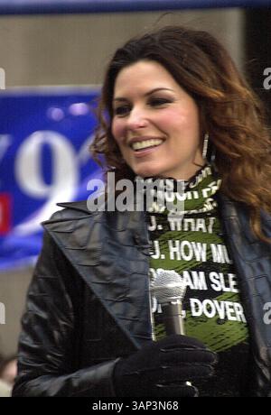 JANUAR 2011 - K27532JKRON SD11/26/02.SHANIA TWAIN TRITT IN DER NBC POST SUMMER KONZERTREIHE IM ROCKEFELLER CENTER AUF,.NYC..SHANIA TWAIN. JOHN KRONDES/(Bild: © Globe Photos/ZUMAPRESS.com) Stockfoto