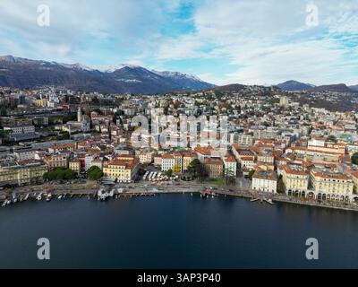 Blick aus der Vogelperspektive auf die wunderschöne Stadtlandschaft mit See und Bergen unter klarem Himmel, Lugano, Schweiz. Stockfoto