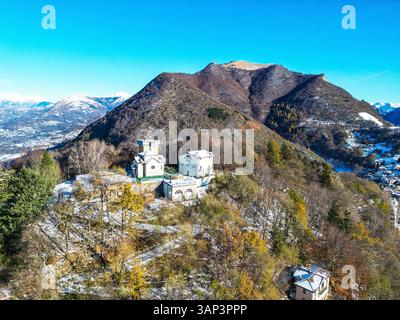 Blick aus der Vogelperspektive auf den malerischen Monte Bre mit wunderschönen Herbstfarben und ruhigem Tal, Bre Sopra Lugano, Schweiz. Stockfoto