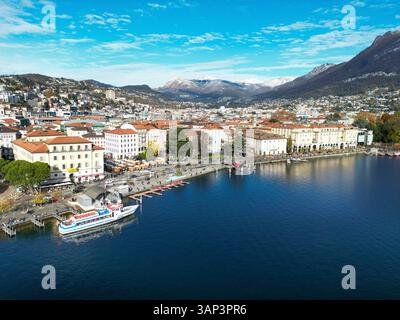 Blick aus der Vogelperspektive auf die wunderschöne Hafenpromenade mit pulsierender Stadt und einem ruhigen See, umgeben von Bergen, Lugano, Schweiz. Stockfoto