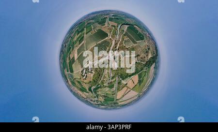 Luftaufnahme der winzigen Planetenlandschaft mit wunderschönen Feldern und Weinbergen, Colombiers, Herault, Frankreich. Stockfoto