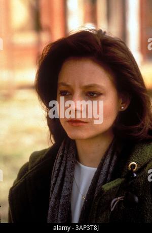 Clarice Starling (JODIE FOSTER) ist eine Top-Schülerin an der FBI-Ausbildungsakademie in Quantico. Jack Crawford (Glenn), Leiter der Abteilung für Verhaltenswissenschaften, möchte, dass Clarice Dr. Hannibal Lecter (Hopkins) interviewt, einen brillanten Psychiater, der das Leben hinter Gittern für verschiedene Mord- und Kannibalismus-Handlungen diente. Crawford glaubt, dass Lecter Einsicht in eine Reihe von Morden des Serienmörders Buffalo Bill (Levine) haben könnte und Starling als attraktive junge Frau nur der Köder sein könnte, um ihn herauszulocken. Direktor: Johnathan Damme. (Foto: © Globe Photos/ZUMA Wire) Stockfoto