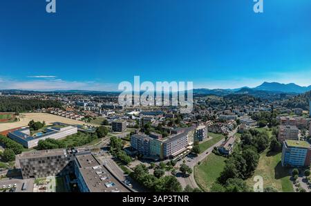 Blick aus der Vogelperspektive auf die Stadt mit Bergen, Grün und Skyline, luzern, schweiz. Stockfoto