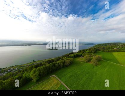 Blick aus der Vogelperspektive auf den Bieler See St. Peters-Insel mit ruhiger Insel und ruhigem Wasser, Preles, Schweiz. Stockfoto