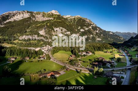 Blick aus der Vogelperspektive auf das malerische Dorf in den Schweizer Bergen, Blausee-Mitholz, Schweiz. Stockfoto