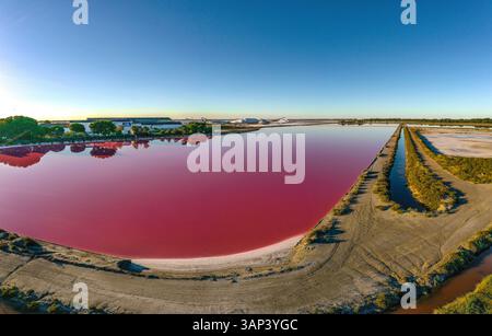 Aus der Vogelperspektive auf rosafarbenes Wasser und Salzwasser in Salines, Aigues-Mortes, Gard, Frankreich. Stockfoto