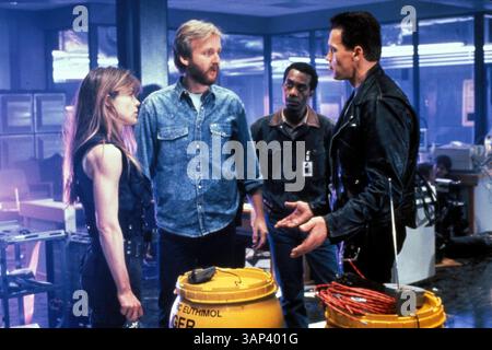 1. JANUAR 2011: ARNOLD SCHWARZENEGGER UND LINDA HAMILTON MIT REGISSEUR JAMES CAMERON AM TERMINATOR 2. BEREITGESTELLT VON ARNOLDSCHWARZENEGGERRETRO. (Kreditbild: © Globe Photos/ZUMAPRESS.com) Stockfoto