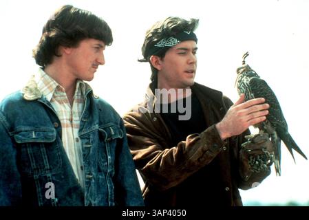 1. JANUAR 2011 - "FALKE UND DER SCHNEEMANN". SEA PENN UND TIMOTHY HUTTON. BEREITGESTELLT VON JOHNSCHLESINGERRETRO (Kreditbild: © Globe Photos/ZUMAPRESS.com) Stockfoto