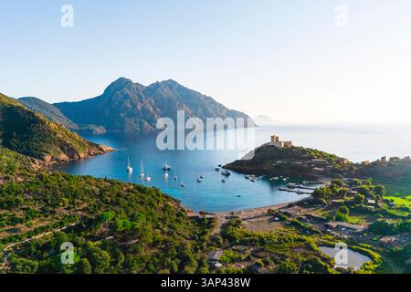 Drohnenansicht von Girolata, Küstenstadt und Festung auf der Insel Korsika, Frankreich. Stockfoto