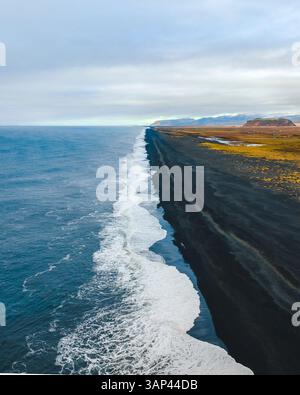 Drohnenblick auf den endlosen Black Beach, Dyrholaey Beach, Süd-Island. Stockfoto