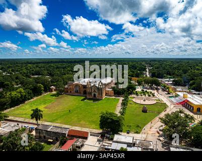 Blick aus der Vogelperspektive auf den wunderschönen Convento de San Miguel Angel umgeben von Grün und Bäumen, Mani, Yucatan, Mexiko. Stockfoto