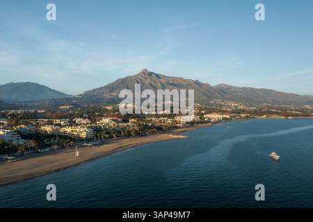 Blick aus der Vogelperspektive auf Marbella, eine kleine Stadt an der Mittelmeerküste bei Sonnenuntergang, Provinz Malaga, Andalusien, Spanien. Stockfoto