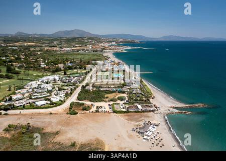 Luftaufnahme der Gemeinde Sotogrande mit Blick auf das Mittelmeer, Cadiz, Andalusien, Spanien. Stockfoto