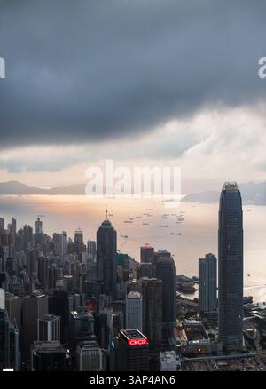 Blick aus der Vogelperspektive auf eine wunderschöne Stadtlandschaft mit modernen Wolkenkratzern und einem geschäftigen Hafen mit Booten, Hong Kong Central, Hong Kong. Stockfoto
