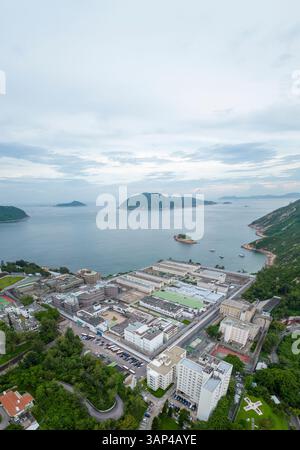Blick aus der Vogelperspektive auf die wunderschöne Küstenstadt mit ruhigem Meer und Inseln, Stanley, Hongkong. Stockfoto
