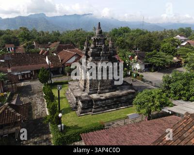 Der Candi Pawon Tempel aus der Vogelperspektive ist ein buddhistischer Tempel zwischen Borobudur und Mendut Tempel. In magelang, Zentral-Java, Indonesien Stockfoto