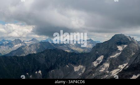 Luftaufnahme der Alpen beim Zillertal in Osterreich. Stockfoto