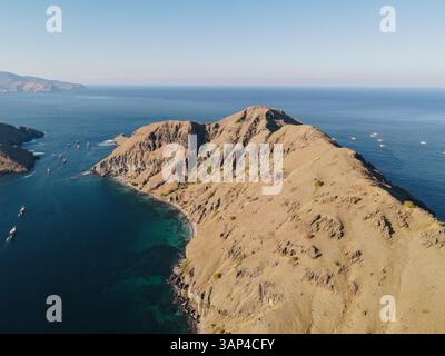 Blick aus der Vogelperspektive auf die Padar-Insel und ihre Bergklippe in Labuan Bajo, Indonesien. Stockfoto