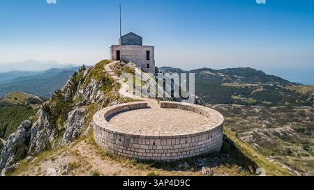 Blick aus der Vogelperspektive auf den Nationalpark Lovcen Mountains und das Njegos Mausoleum Stockfoto