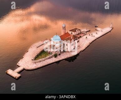 Luftbild der Inseln unserer Lieben Frau von den Felsen in der Nähe der Stadt Perast in der Bucht von Kotor, Montenegro Stockfoto
