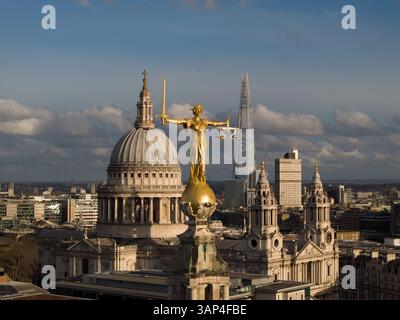 Luftaufnahme der City of London mit St Paul's Cathedral und Old Bailey, London, England. Stockfoto