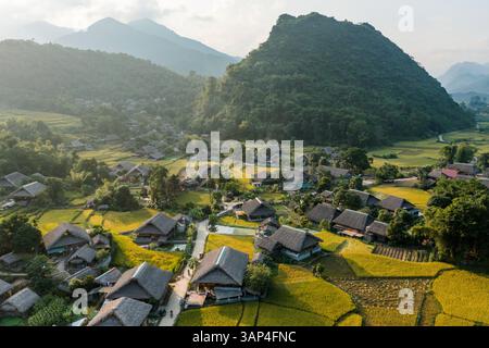 Aus der Vogelperspektive des Dorfes Ha Giang zwischen den Bergen, Vietnam. Stockfoto