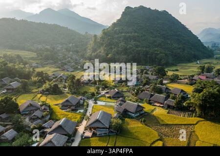 Aus der Vogelperspektive des Dorfes Ha Giang zwischen den Bergen, Vietnam. Stockfoto