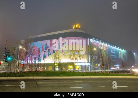 Bukarest, Rumänien - 31. Dezember 2024: Unirea Shopping Center mit McDonalds Werbung auf der Nachtstraße der Innenstadt Stockfoto
