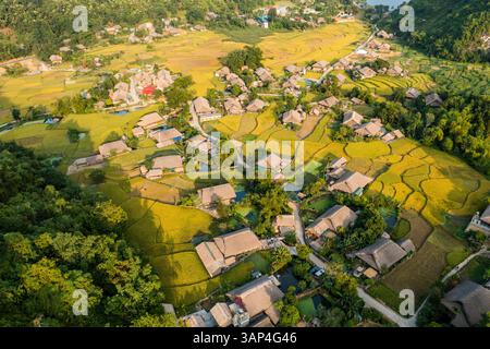 Aus der Vogelperspektive des Dorfes Ha Giang zwischen den Bergen, Vietnam. Stockfoto