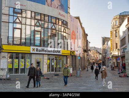 Bukarest, Rumänien - 01. Januar 2025: Straßenfassade der Raiffeisenbank in der Altstadt. Ein Logo der Raiffeisen Bank, österreichisches multinationales Bankwesen Stockfoto