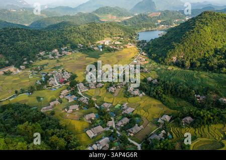 Aus der Vogelperspektive des Dorfes Ha Giang zwischen den Bergen, Vietnam. Stockfoto