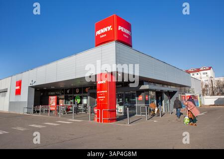 Galati, Rumänien - 2. Januar 2025: Besucher besuchen den Penny Supermarkt. Penny ist eine Discounter-Supermarktkette mit Sitz in Deutschland, die 3000 Geschäfte betreibt Stockfoto