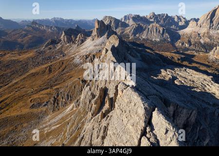Blick aus der Vogelperspektive auf die italienische Bergkette im Herbst, Passo Giau, Cortina, Dolomiten, Italien. Stockfoto