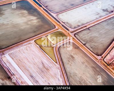 Aus der Vogelperspektive der farbenfrohen Salinen und des Wassers in Useless Loop, Shark Bay, Australien. Stockfoto
