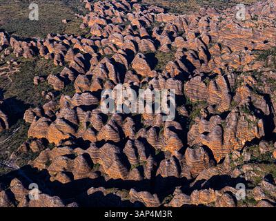 Aus der Vogelperspektive sehen Sie einzigartige Felsformationen und atemberaubende Landschaft, Purnulu, Bungle Bungles, Kimberley, Australien. Stockfoto