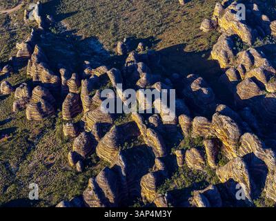 Aus der Vogelperspektive die zerklüftete Landschaft mit einzigartigen Felsformationen in Purnululu, Bungle Bungles, Kimberley, Australien. Stockfoto