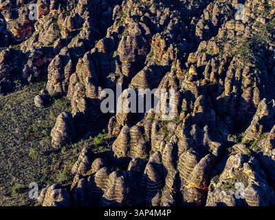 Aus der Vogelperspektive einzigartige Felsformationen in Purnulu, Bungle Bungles, Kimberley, Australien. Stockfoto