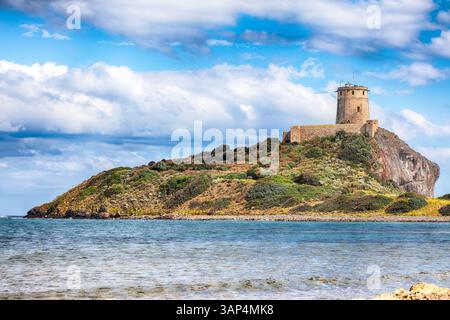 Fabelhafte Aussicht auf den alten spanischen Turm des Coltellazzo-Leuchtturms Saint Efisio an der archäologischen Stätte Nora. Lage: Nora, Pula, Sardinien, Italien E Stockfoto