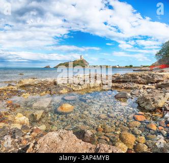 Herrlicher Blick auf den alten spanischen Turm des Coltellazzo-Leuchtturms Saint Efisio an der archäologischen Stätte Nora. Lage: Nora, Pula, Sardinien, Italien E Stockfoto
