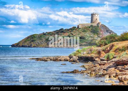 Fabelhafte Aussicht auf den alten spanischen Turm des Coltellazzo-Leuchtturms Saint Efisio an der archäologischen Stätte Nora. Lage: Nora, Pula, Sardinien, Italien E Stockfoto