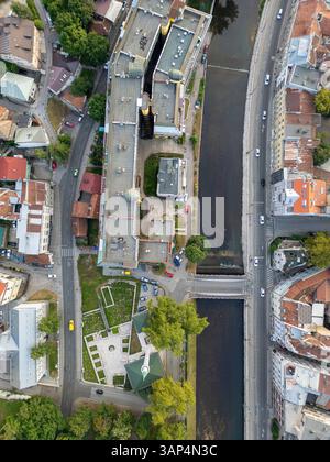 Blick aus der Vogelperspektive auf Bascarsija und den Fluss Miljacka, umgeben von wunderschönen Gebäuden und Grün, Sarajevo, Bosnien und Herzegowina. Stockfoto