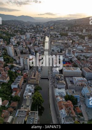 Aus der Vogelperspektive auf Bascarsija und den Fluss Miljacka mit malerischen Bergen im Hintergrund, Sarajevo, Bosnien und Herzegowina. Stockfoto
