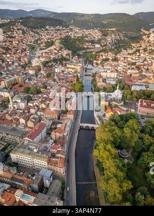 Blick aus der Vogelperspektive auf das wunderschöne Bascarsija mit dem Fluss Miljacka und historischen Gebäuden, Sarajevo, Bosnien und Herzegowina. Stockfoto