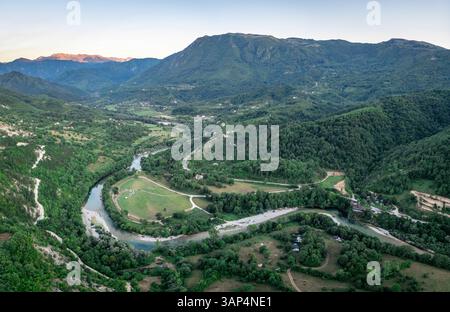 Aus der Vogelperspektive auf den wunderschönen Neretva Fluss, der sich durch üppige grüne Hügel und ruhige Berge schlängelt, Glavaticevo, Bosnien und Herzegowina. Stockfoto